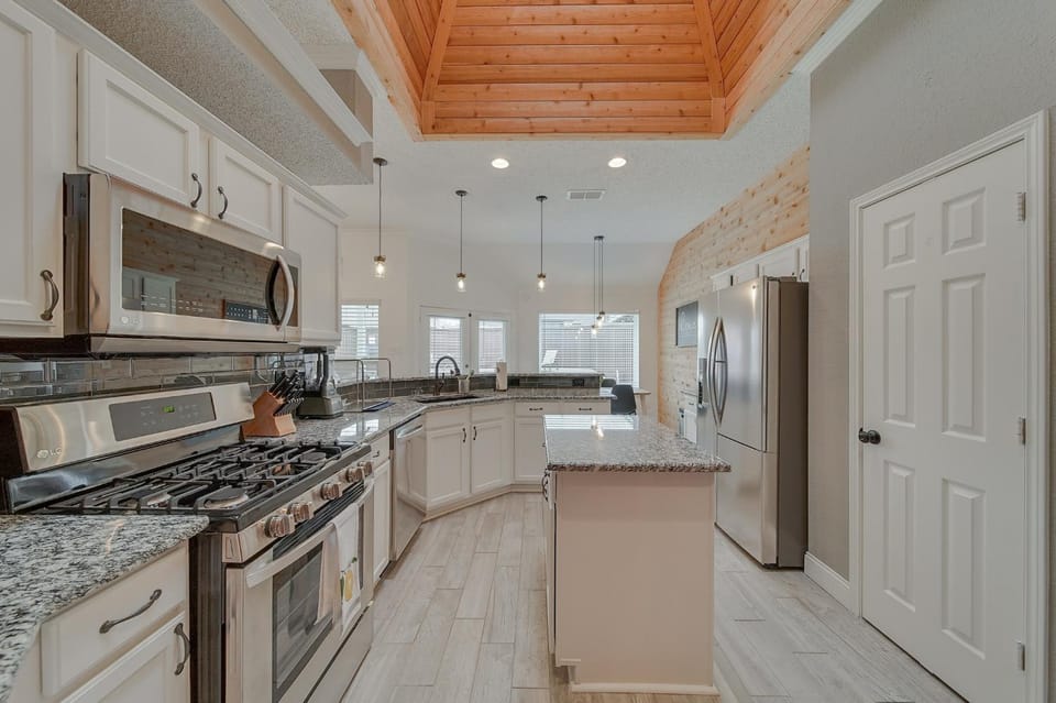 Kitchen or kitchenette, dishwasher, oven