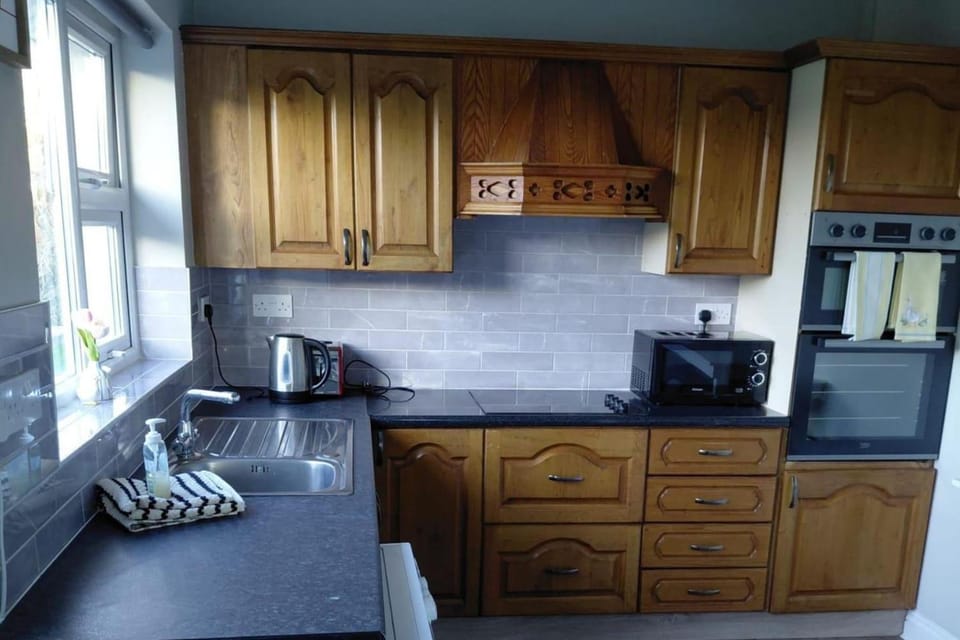 4 Bedroom House Sleeps 8 -Pets Welcome -Fireplace House in County Galway