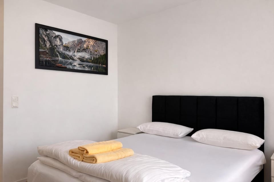Bed, Bedroom, towels