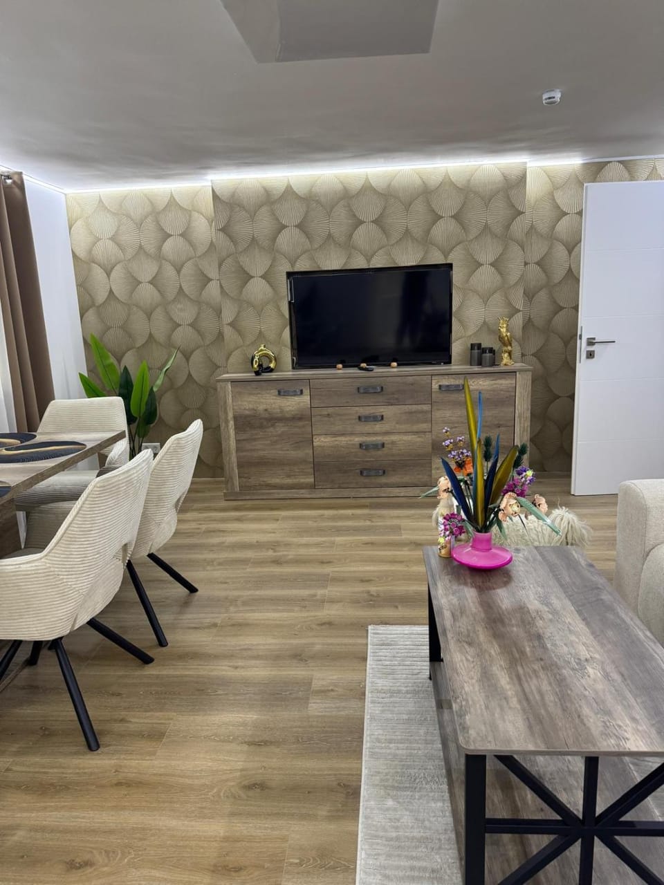 Communal lounge/ TV room, TV and multimedia, Living room, Seating area, Dining area