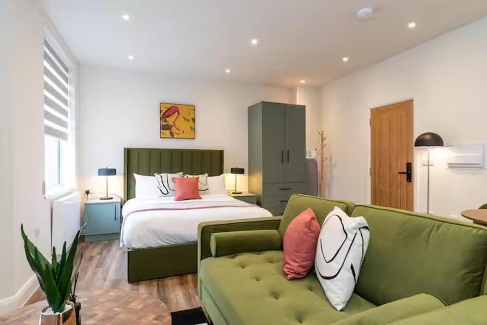 Bed, Living room, Photo of the whole room, Seating area, Bedroom, wardrobe