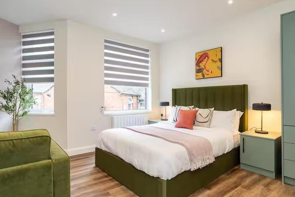 Bed, Living room, Photo of the whole room, Seating area, Bedroom