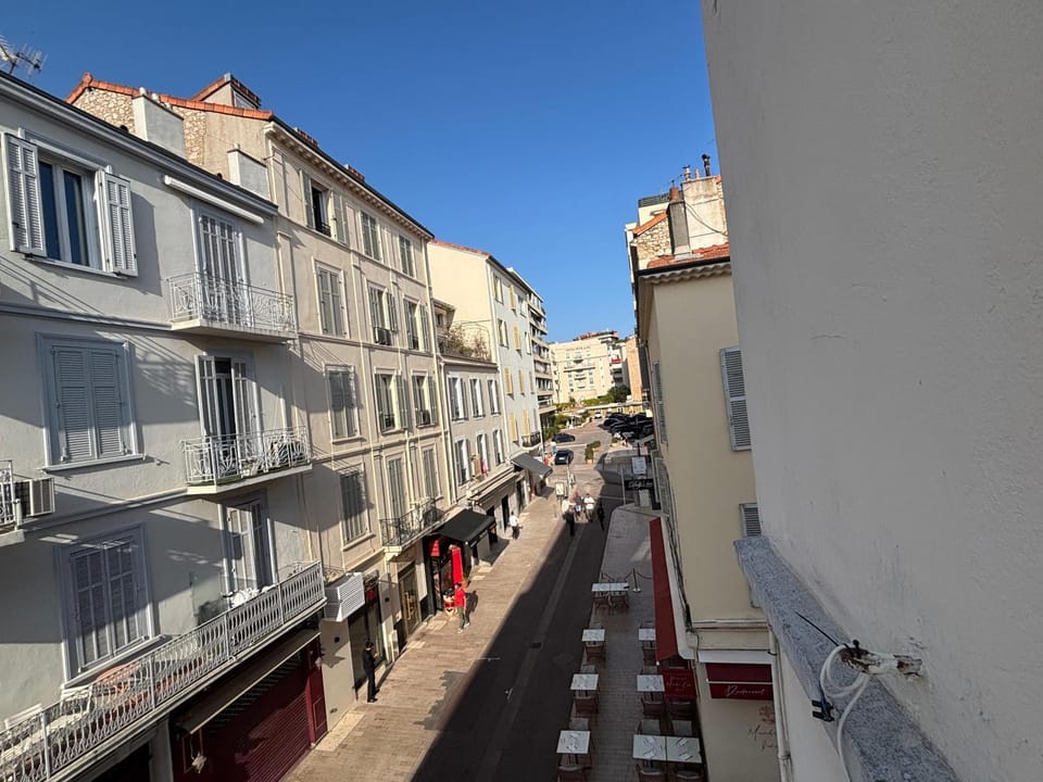 City view, Street view, Location