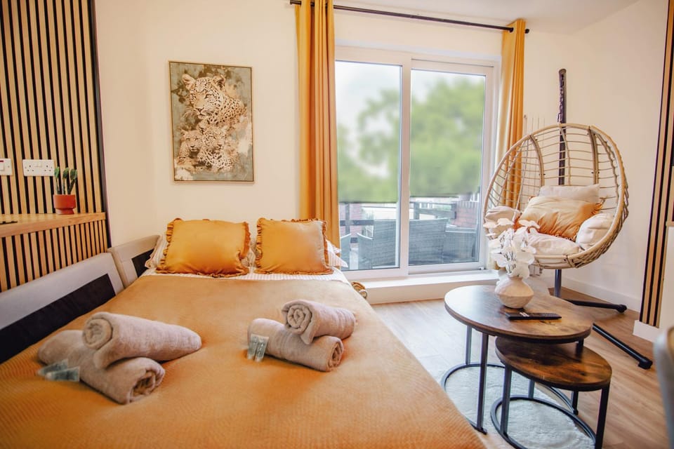 Bed, Living room, Photo of the whole room, Seating area, Bedroom, towels
