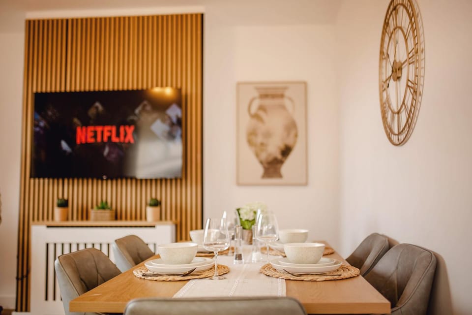 Living room, Food and drinks, Seating area, Dining area, Food