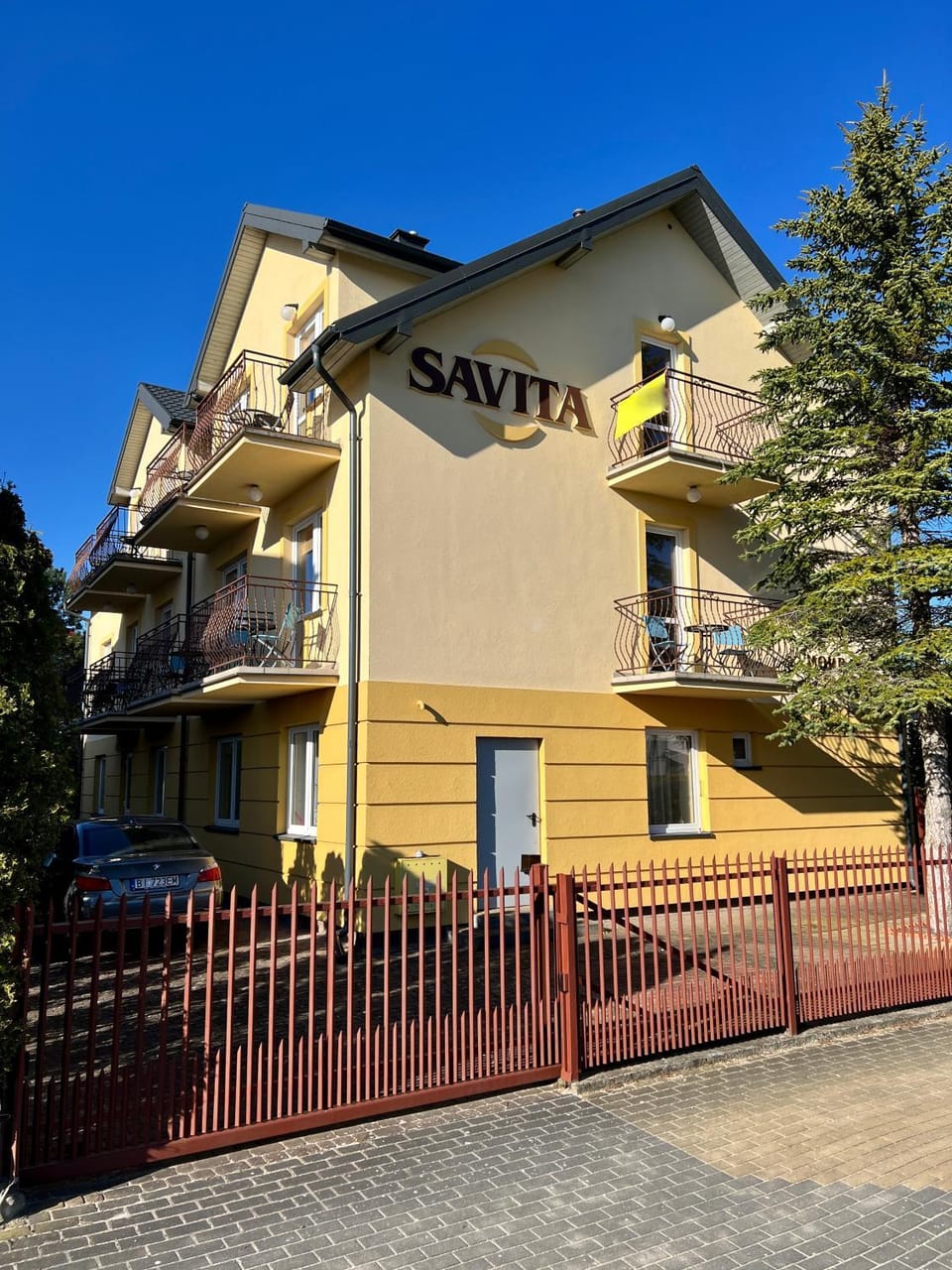 Property building, Day, Neighbourhood, Street view, Parking