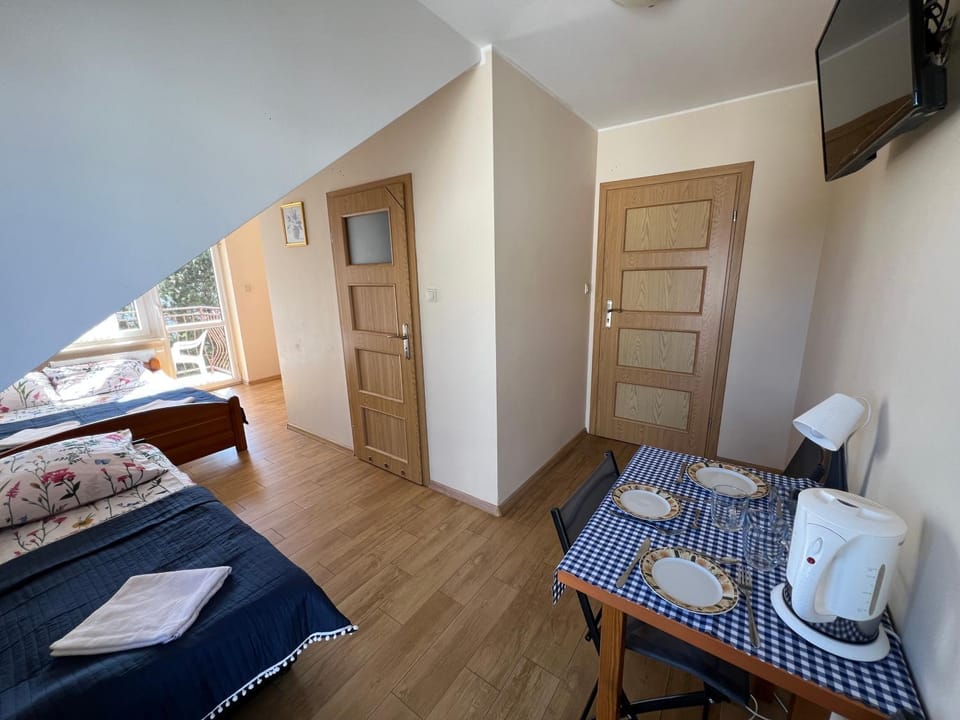 Bed, TV and multimedia, Coffee/tea facilities, Living room, Photo of the whole room, Seating area, Dining area, Bedroom, towels