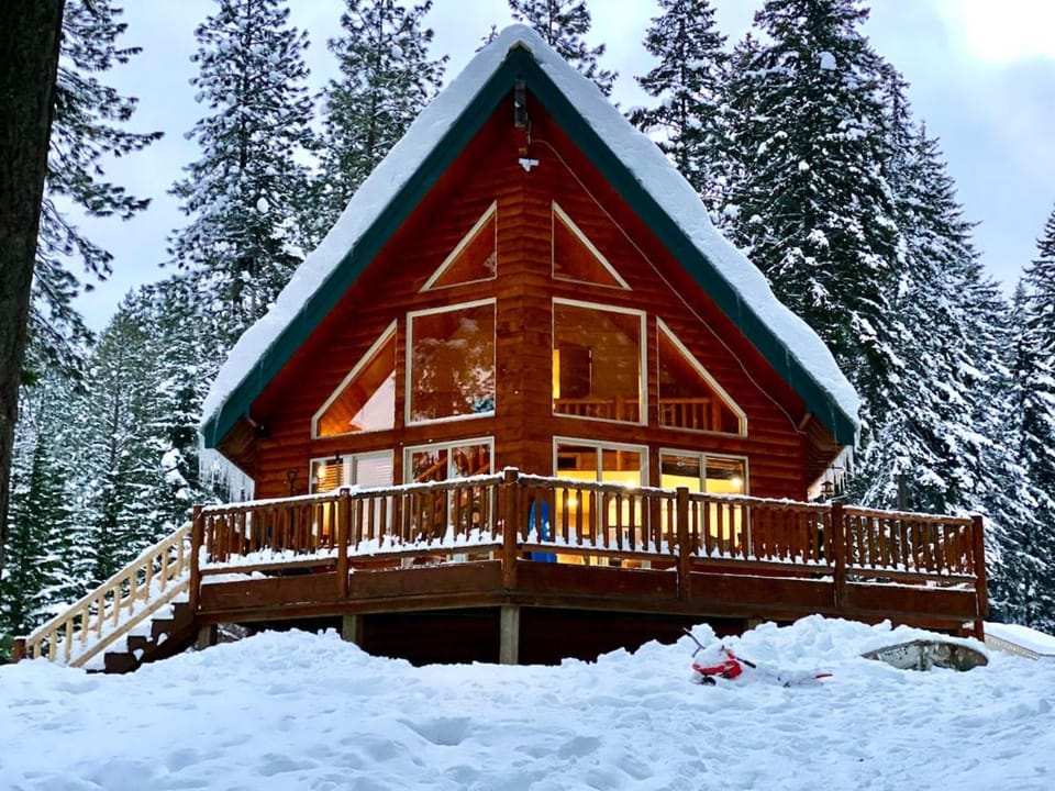 Property building, Day, Natural landscape, Winter, Mountain view