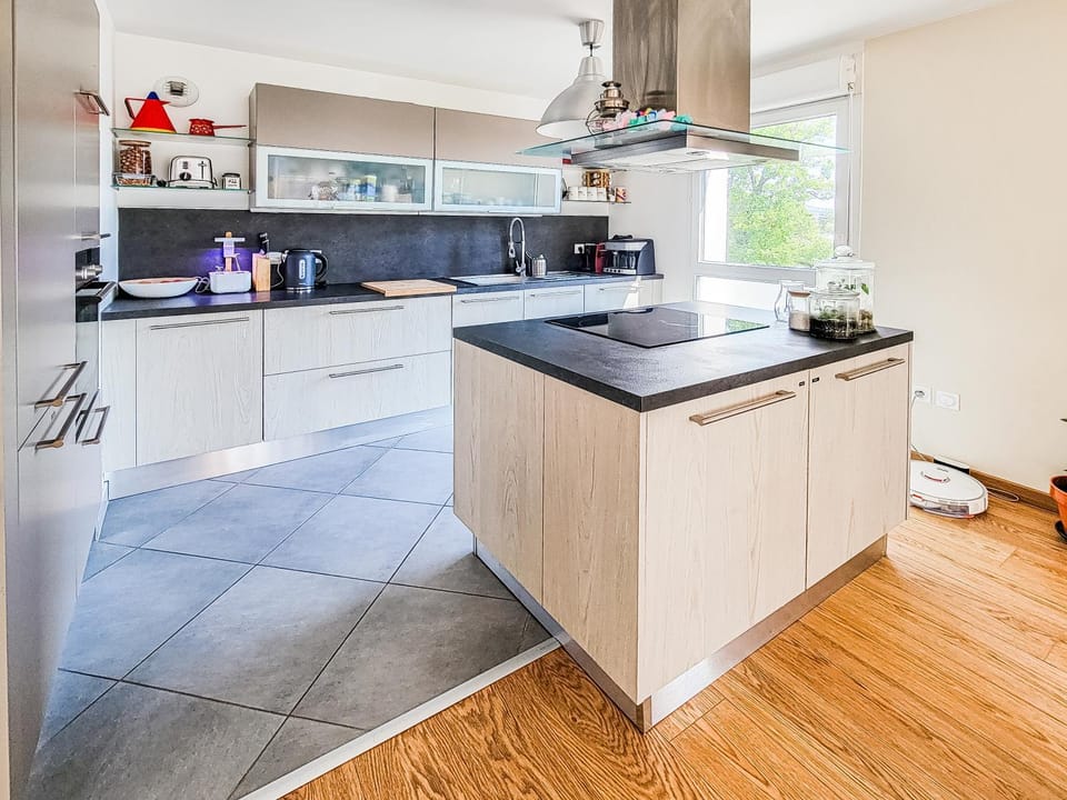 Coffee/tea facilities, dishwasher, microwave, oven, stove, toaster, kitchen