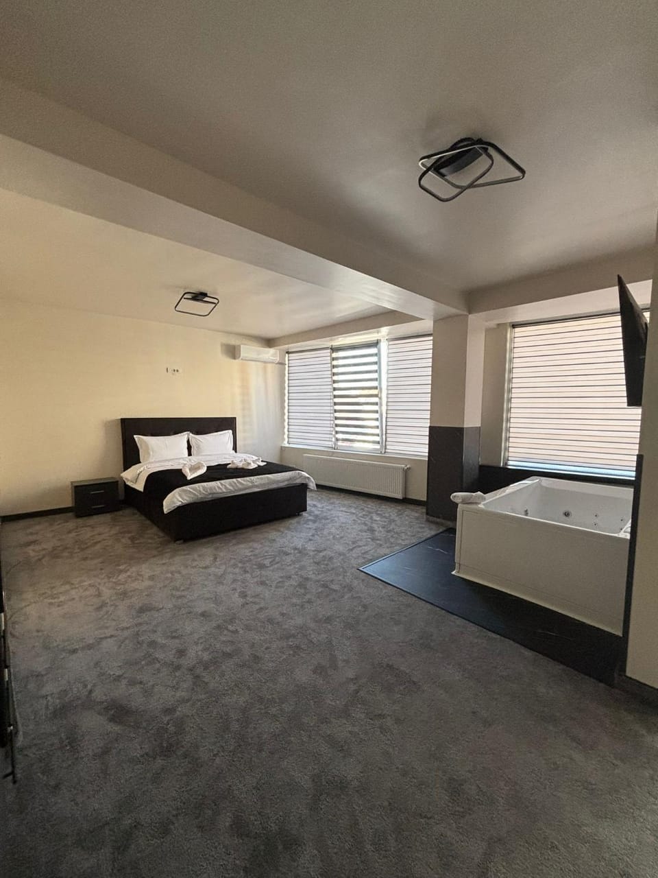 Hot Tub, Seating area