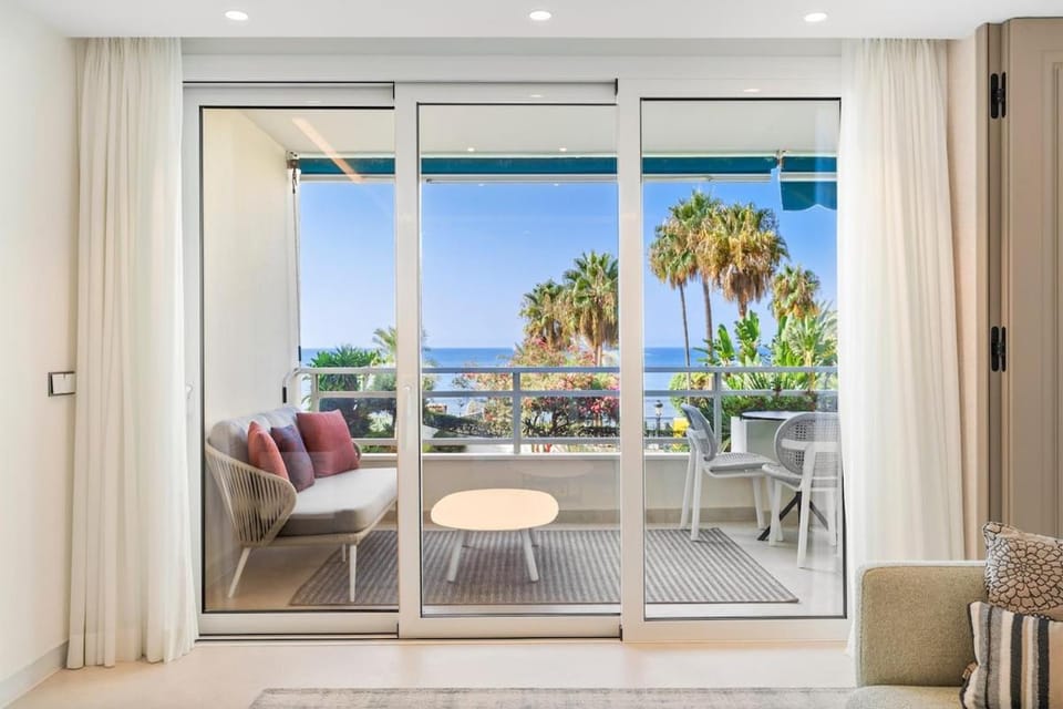 Modern Beachfront 2-Bedroom Apartment Apartment in Marbella