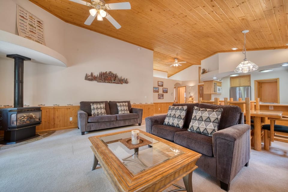 Cascade Retreat by Tahoe Getaways - Tahoe Donner 3 BR w Gas Fireplace, HOA & Dog Friendly! House in Truckee