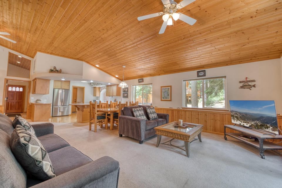Cascade Retreat by Tahoe Getaways - Tahoe Donner 3 BR w Gas Fireplace, HOA & Dog Friendly! House in Truckee