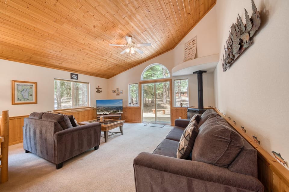 Cascade Retreat by Tahoe Getaways - Tahoe Donner 3 BR w Gas Fireplace, HOA & Dog Friendly! House in Truckee