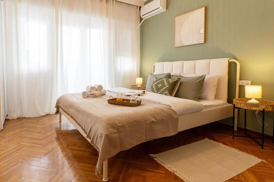 Photo of the whole room, Bedroom, towels