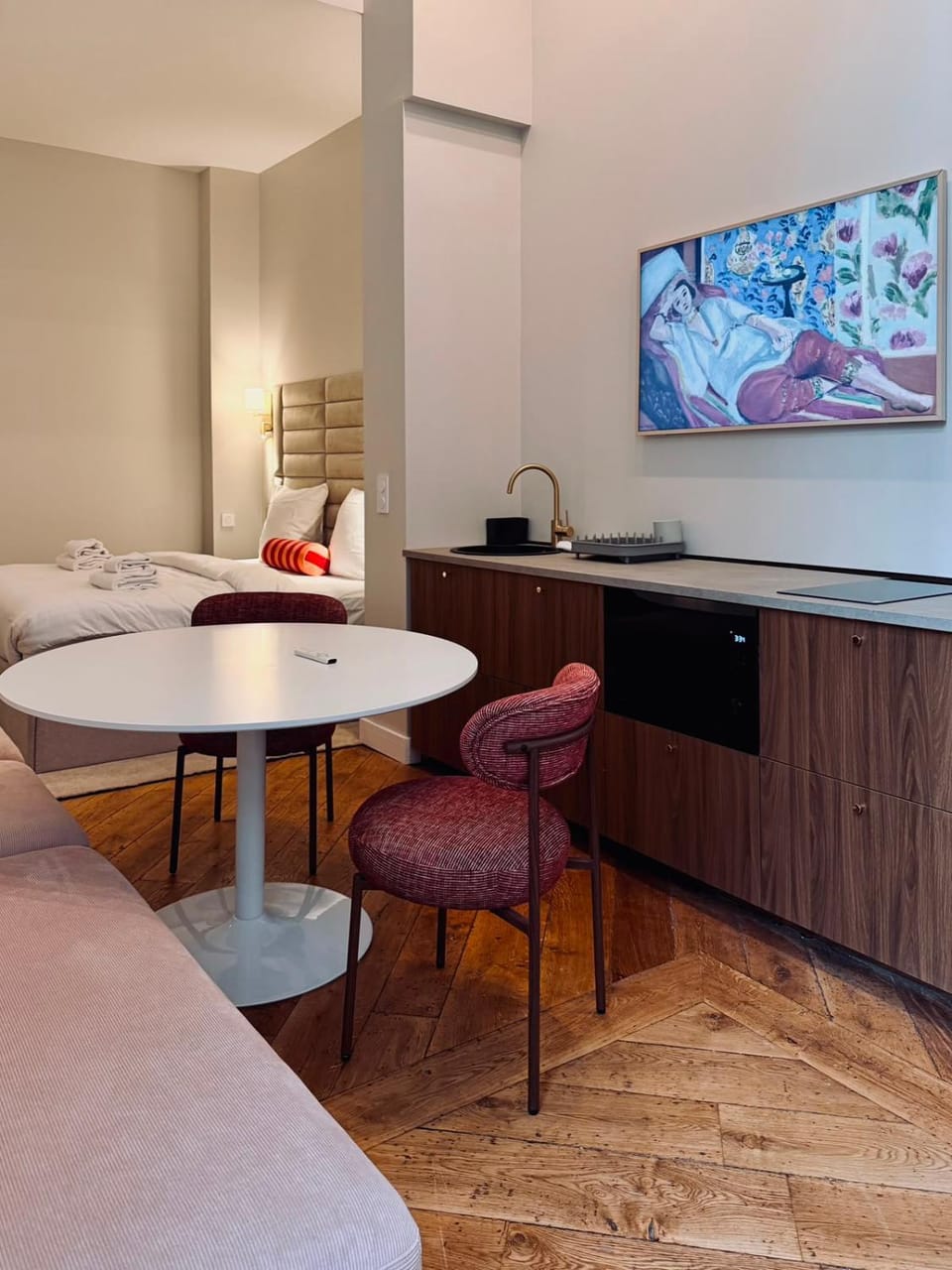 TV and multimedia, Kitchen or kitchenette, Living room, Photo of the whole room, Seating area, Bedroom