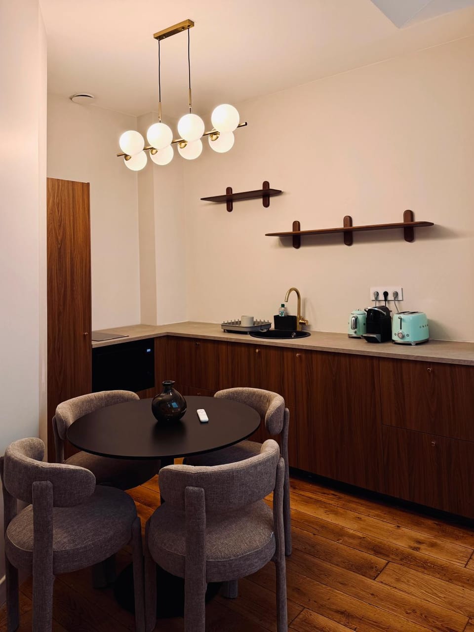 Coffee/tea facilities, Kitchen or kitchenette, Seating area, Dining area