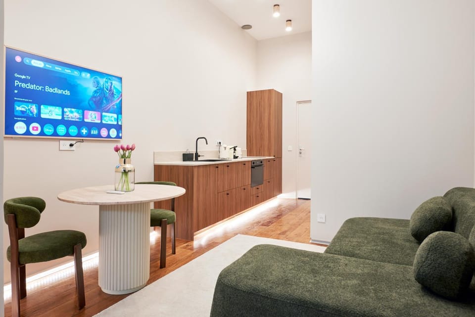 TV and multimedia, Coffee/tea facilities, Kitchen or kitchenette, Living room, Seating area, Dining area, oven