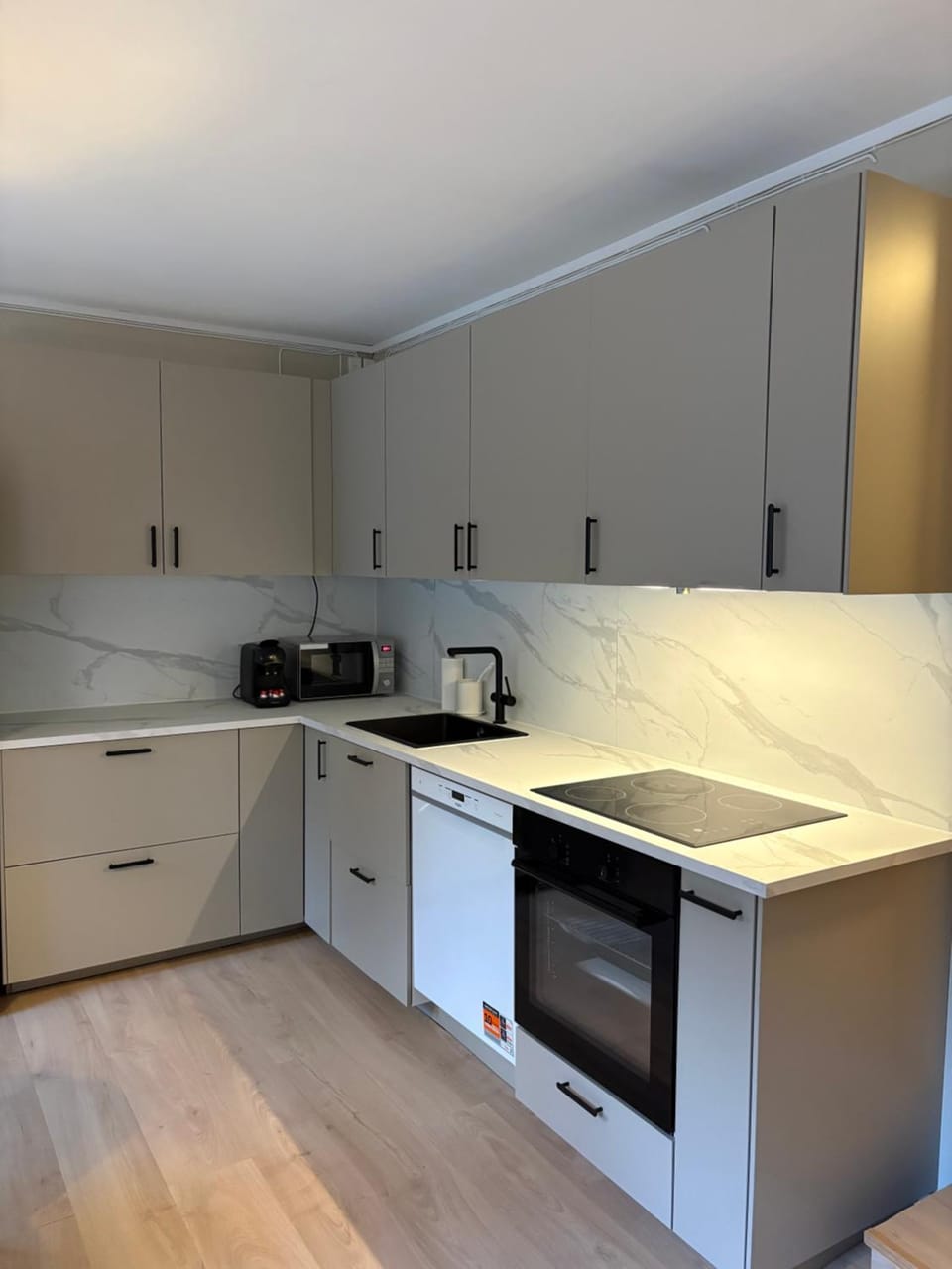 Coffee/tea facilities, Kitchen or kitchenette, stove
