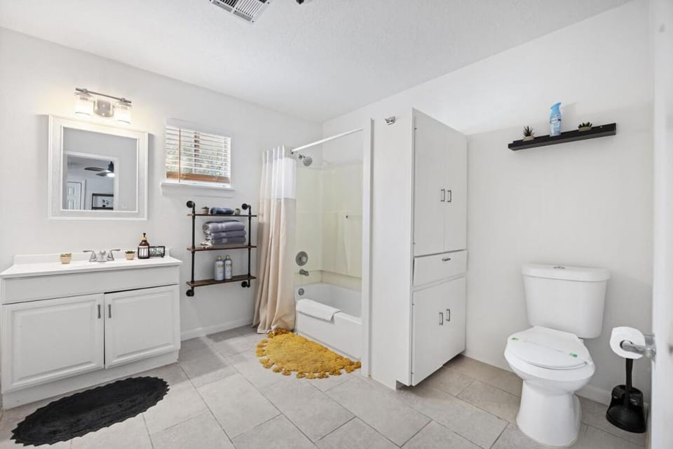 Houston Heights Loft Gold Yard Pet-Friendly BBQ House in Houston