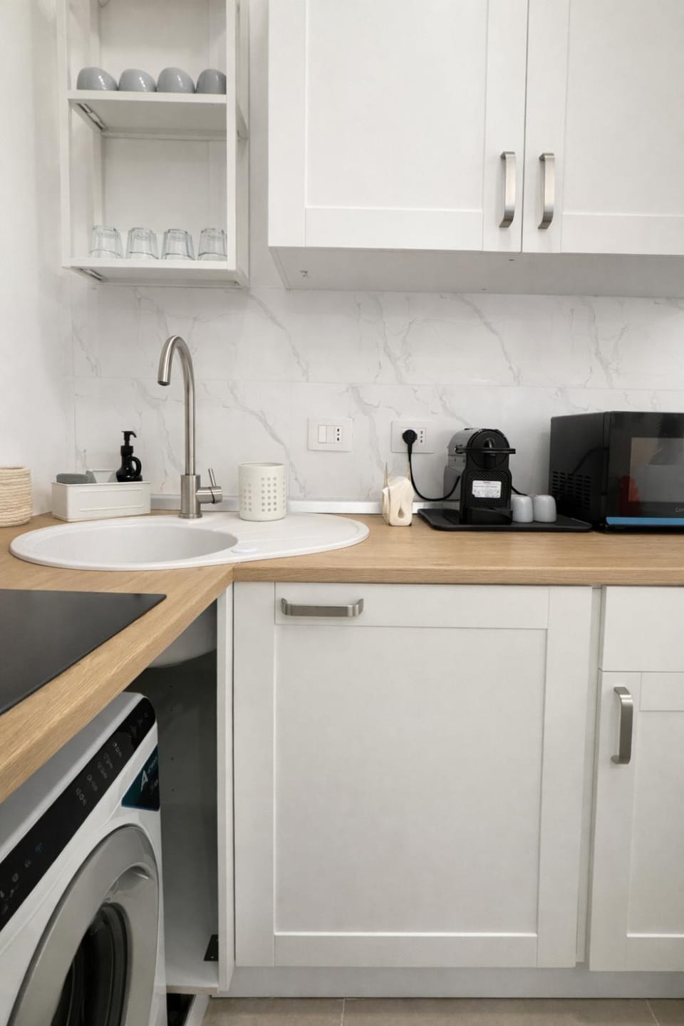 Kitchen or kitchenette, microwave, washing machine
