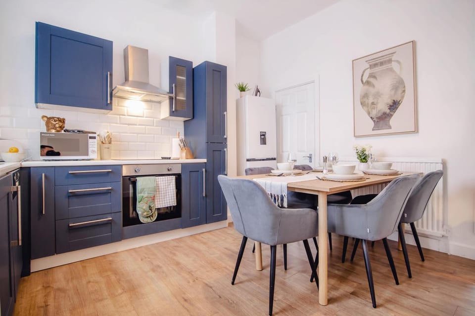 Dining area, dishwasher, oven, pet friendly, stove