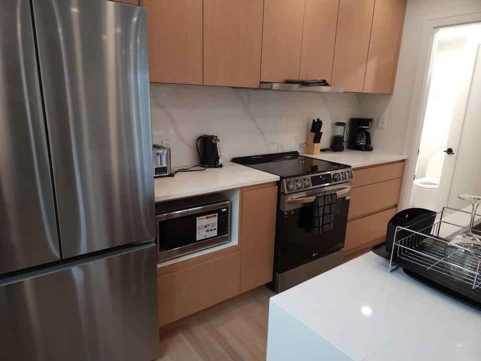 Coffee/tea facilities, Kitchen or kitchenette, dishwasher, oven, stove, toaster