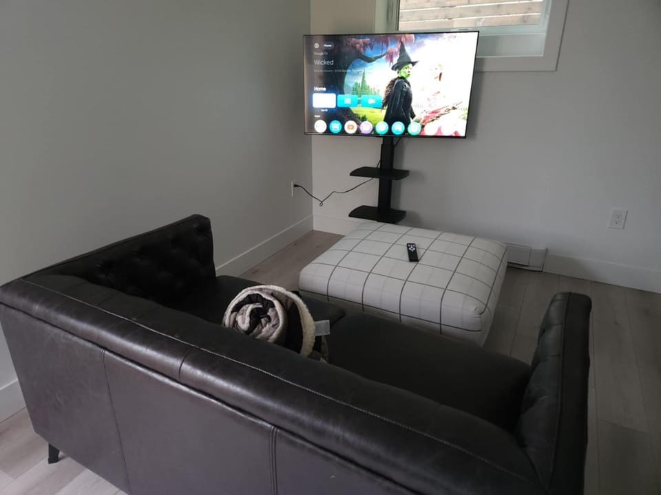 TV and multimedia, Living room, Seating area, Evening entertainment