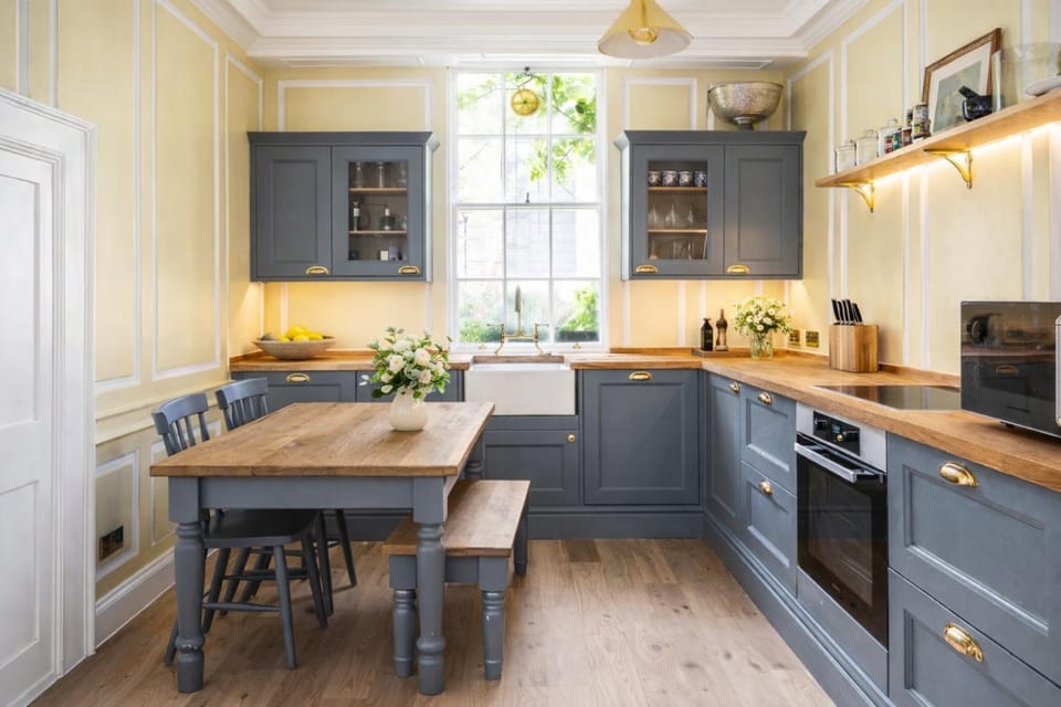 Coffee/tea facilities, Dining area, dishwasher, microwave, stove, kitchen