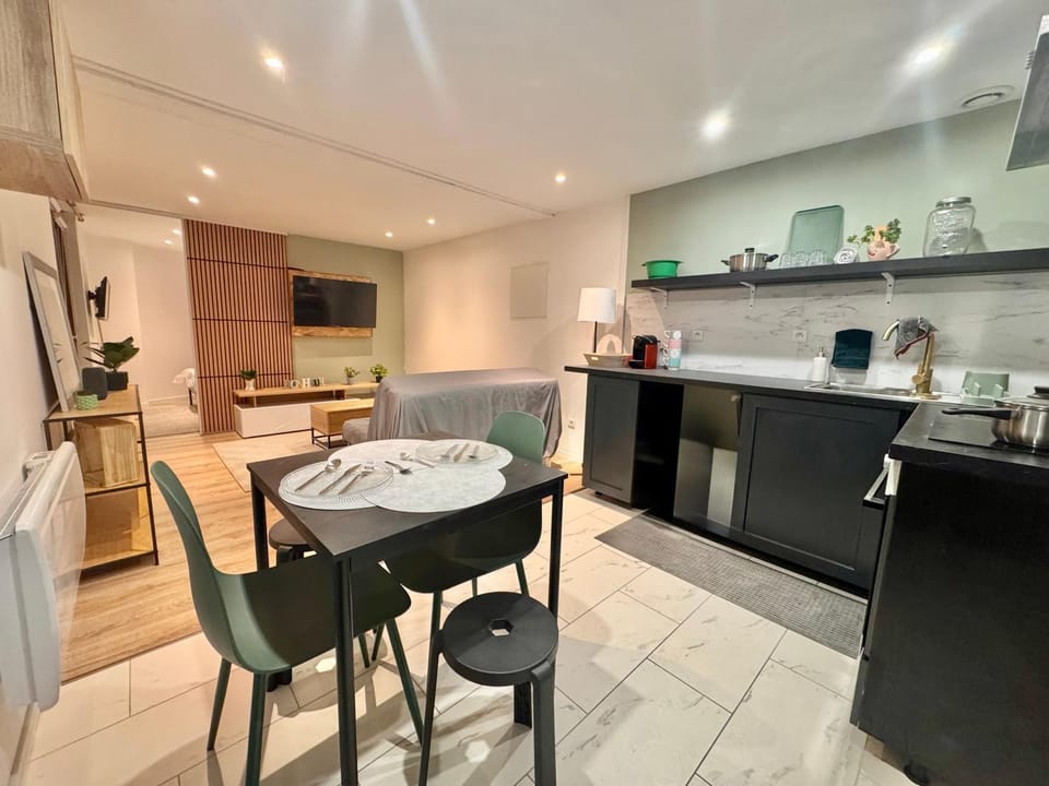 TV and multimedia, Coffee/tea facilities, Kitchen or kitchenette, Living room, Seating area, Dining area, oven, pet friendly, stove