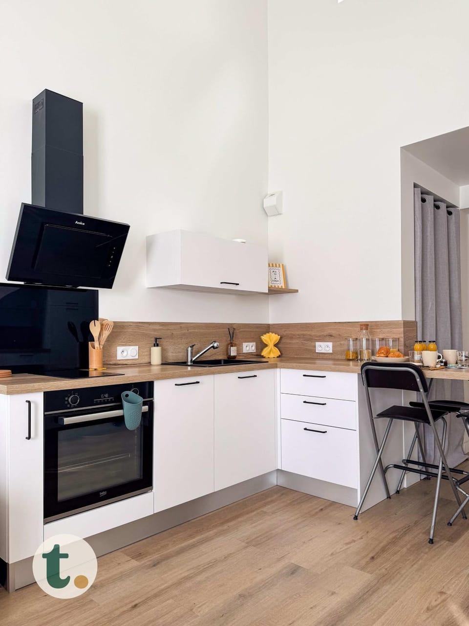 Kitchen or kitchenette, Dining area, oven, stove