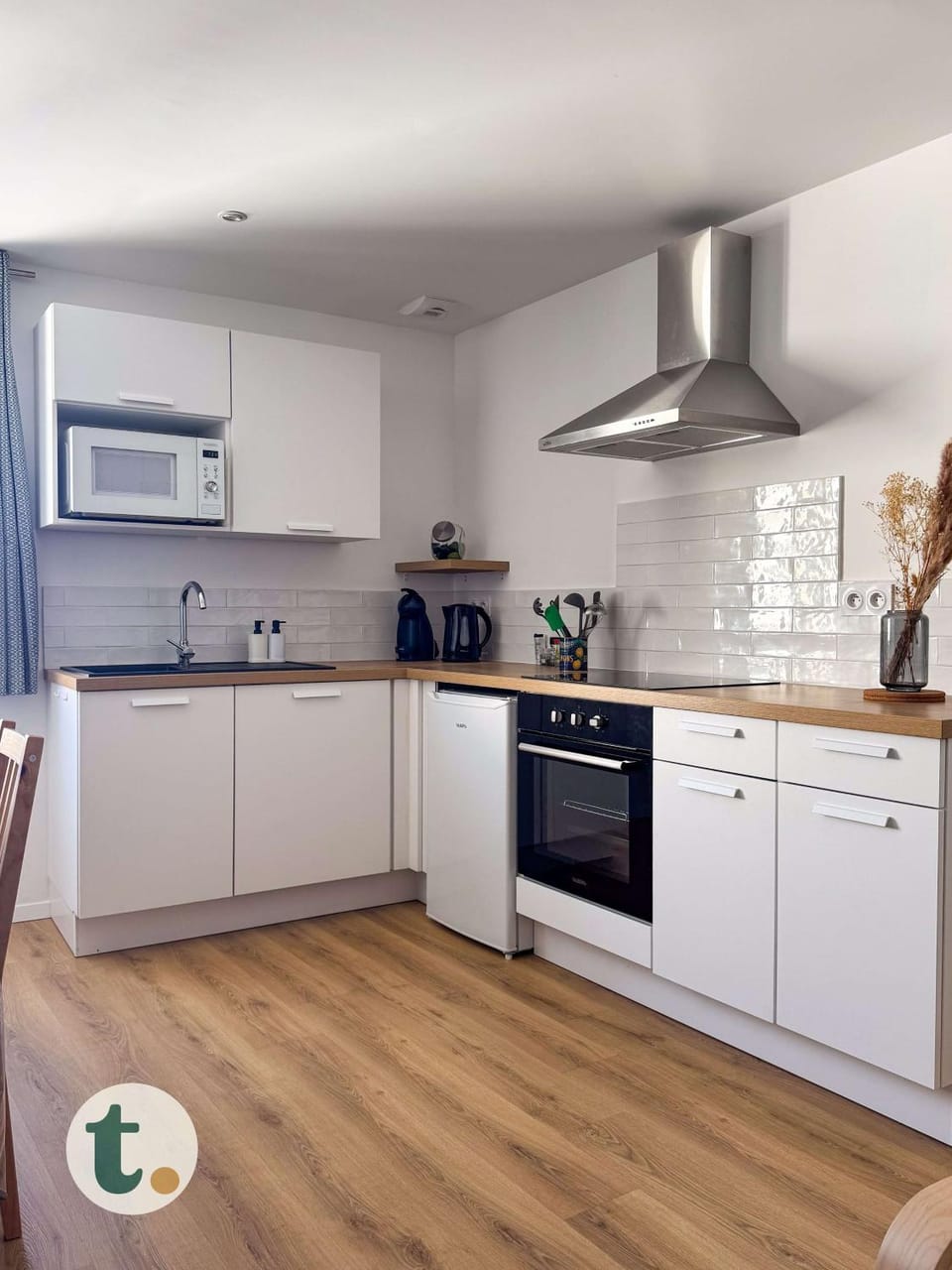 Kitchen or kitchenette, oven