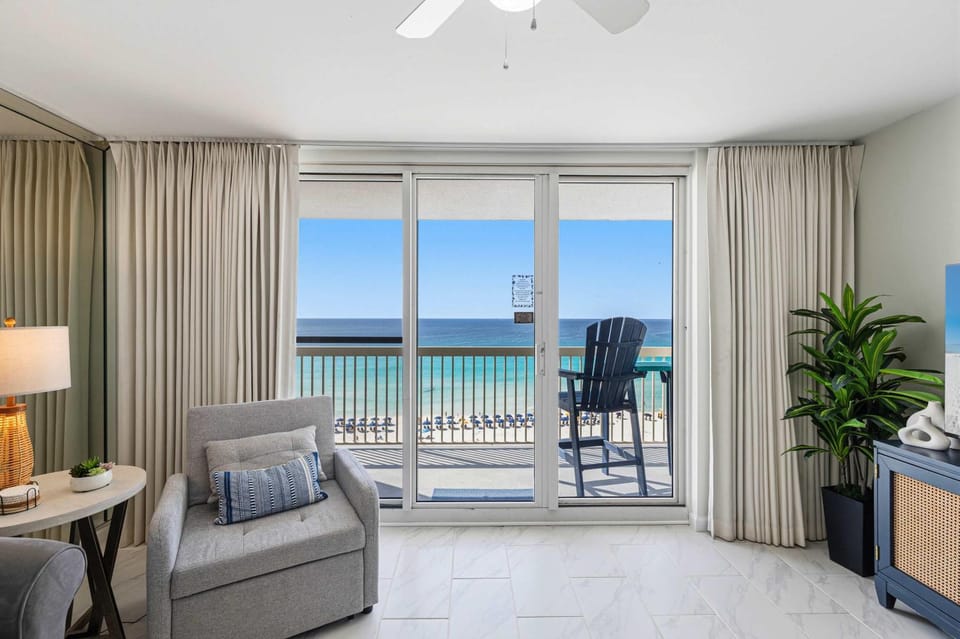 9th Floor Gulf front condo with balcony beach access pool & hot tub House in Destin