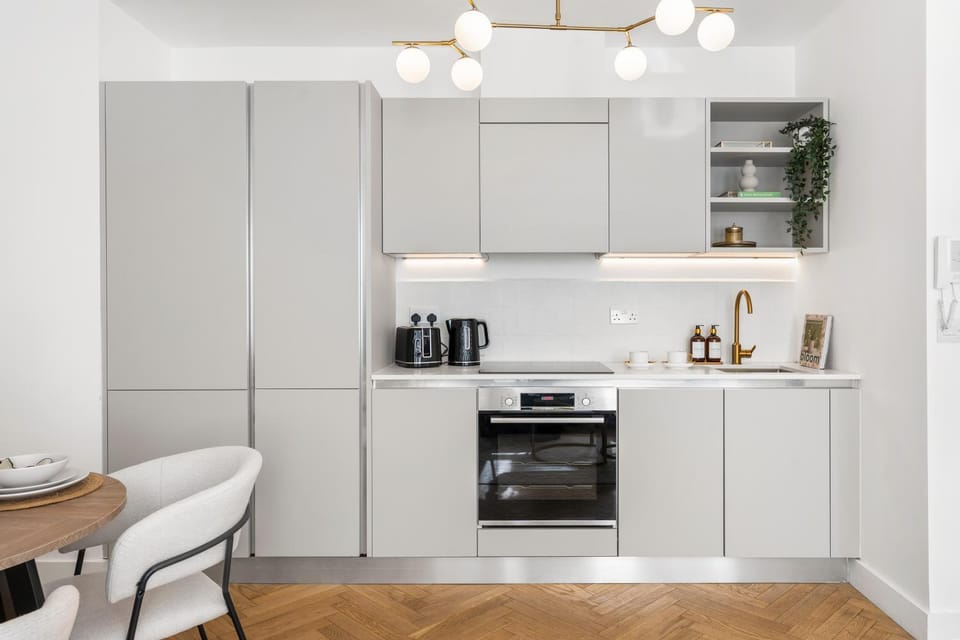 Elegant Coastal Apartment Walk to Beach & Town Apartment in Eastbourne