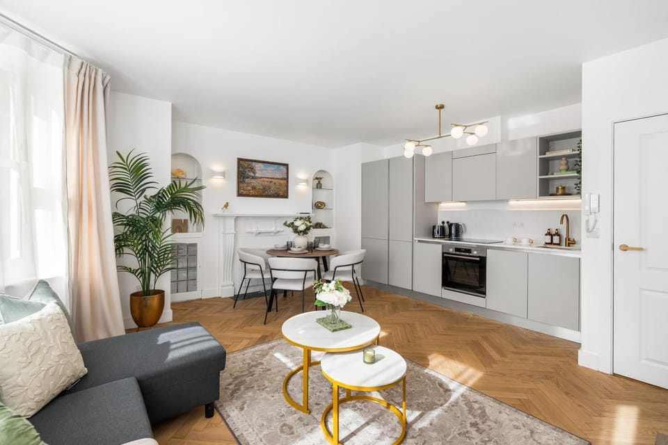 Elegant Coastal Apartment Walk to Beach & Town Apartment in Eastbourne