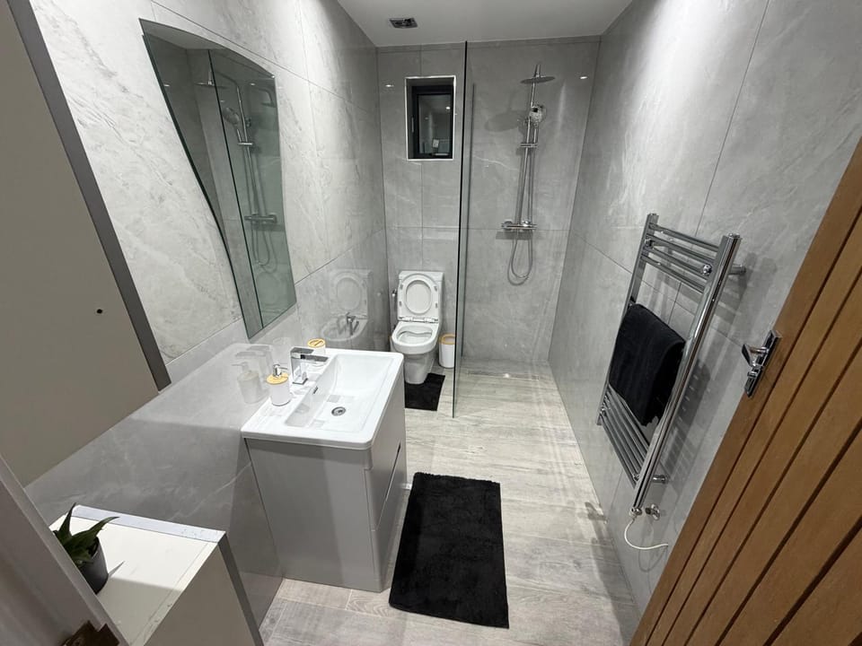 Toilet, Bathroom, towels