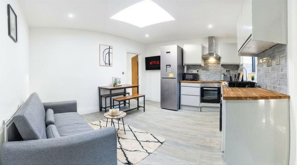 Communal lounge/ TV room, TV and multimedia, oven, stove, kitchen