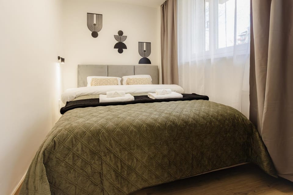 Bed, Photo of the whole room, Bedroom, towels