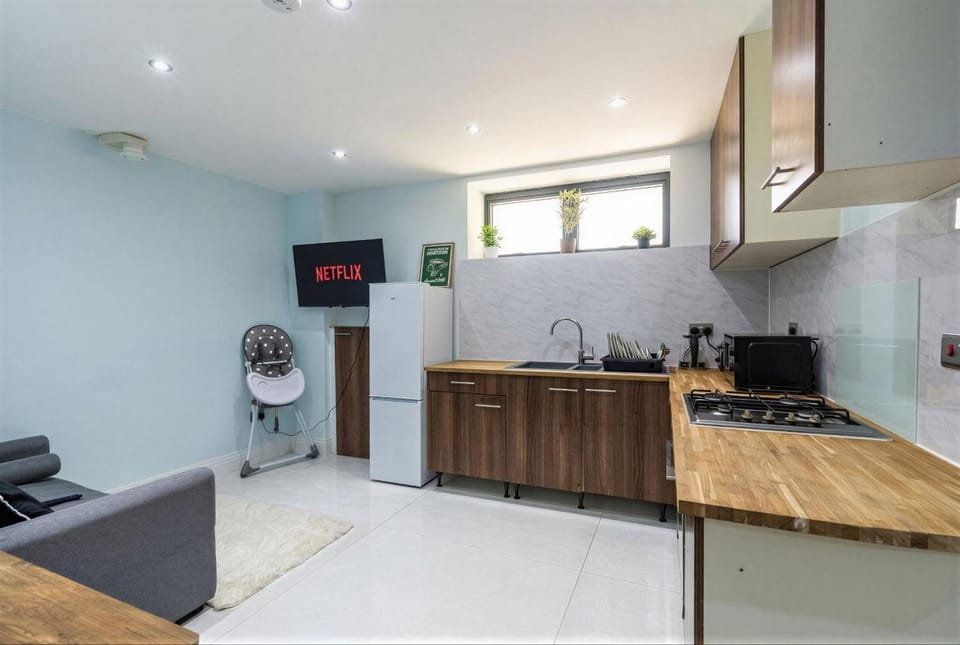 TV and multimedia, Kitchen or kitchenette, Living room, Seating area, Dining area, oven, stove