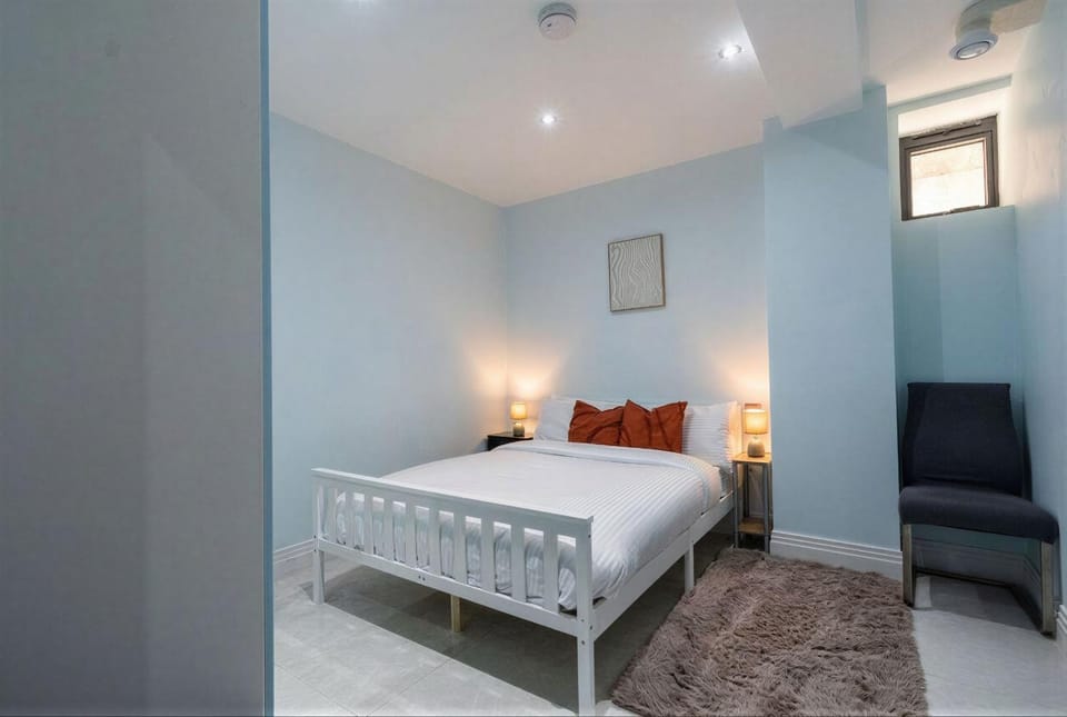 Bed, Living room, Photo of the whole room, Seating area, Bedroom