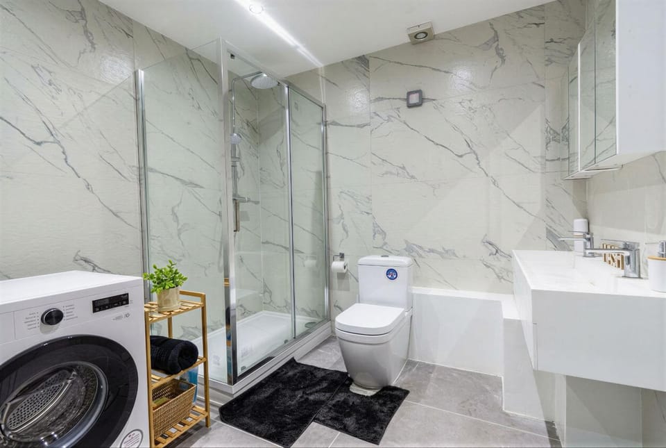 Shower, Toilet, towels