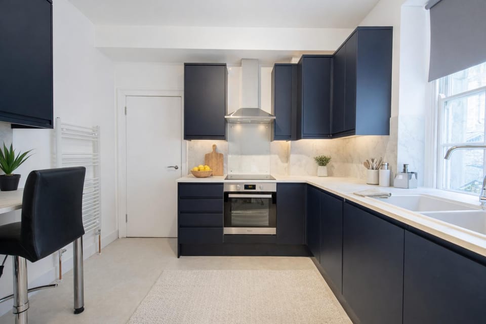 Coffee/tea facilities, dishwasher, microwave, oven, stove, kitchen
