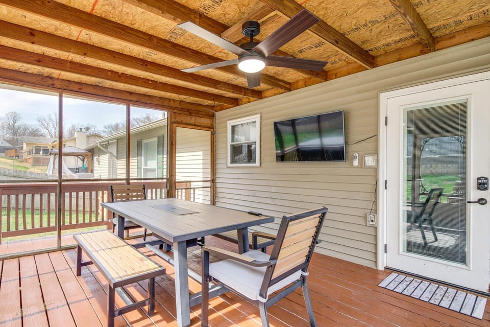 3 Mi to UT & Market Square: Poolside Retreat! House in Knoxville