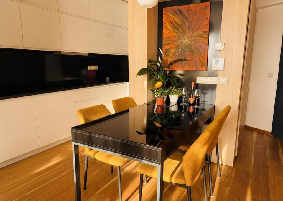 Seating area, Dining area