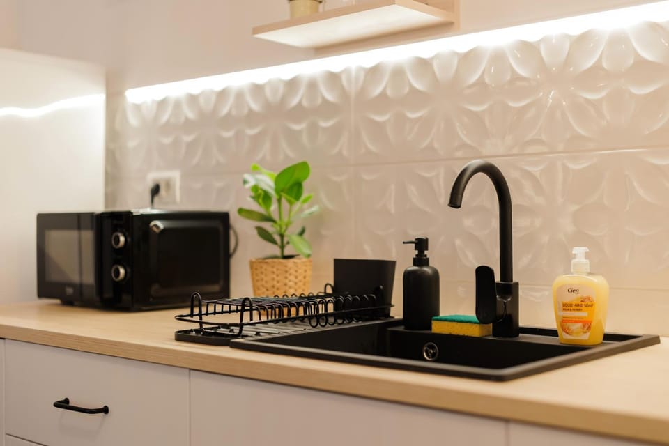 Coffee/tea facilities, Kitchen or kitchenette, stove