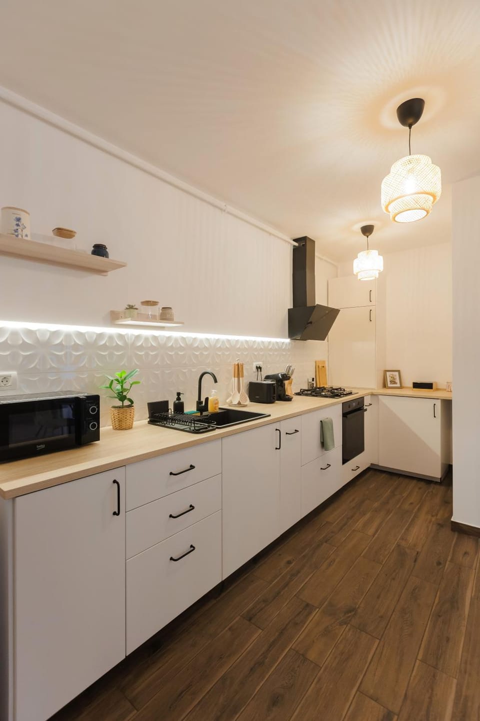 Coffee/tea facilities, Kitchen or kitchenette, heating, heating, microwave, oven, stove, toaster