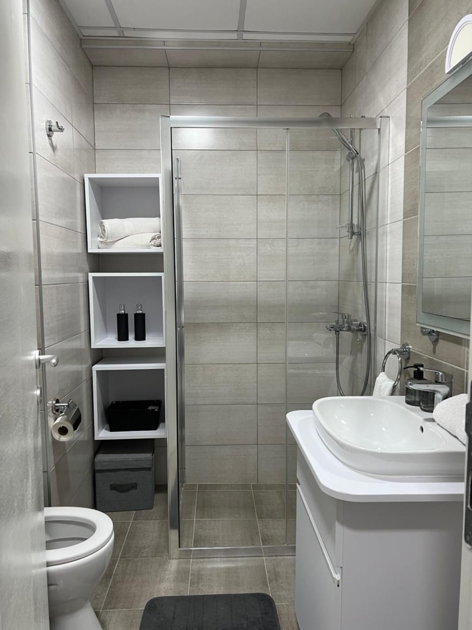 Shower, Toilet, Bathroom, towels