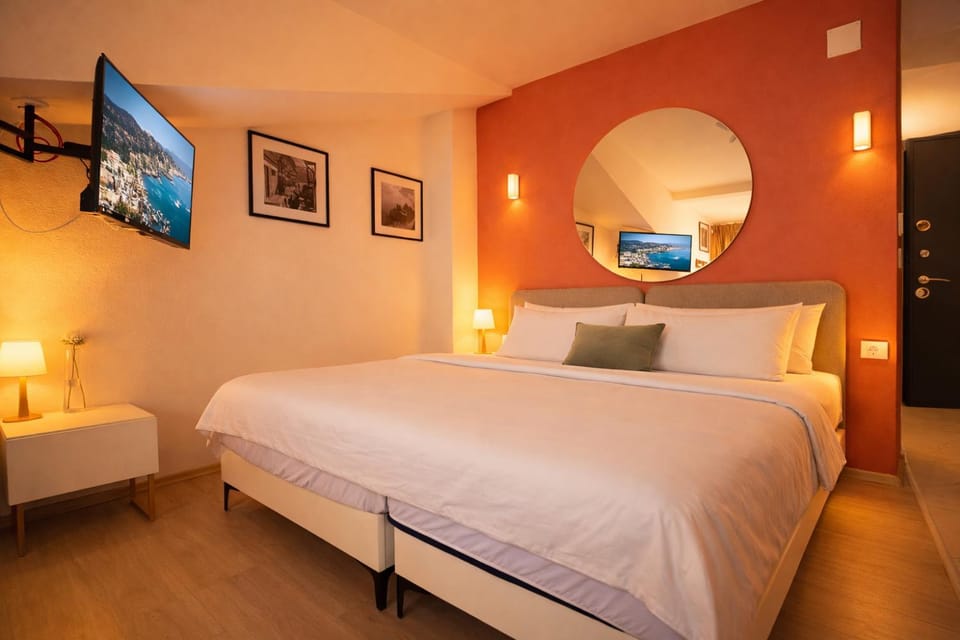 Bed, TV and multimedia, Photo of the whole room, Bedroom