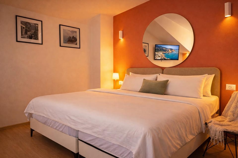 Bed, TV and multimedia, Photo of the whole room, Bedroom