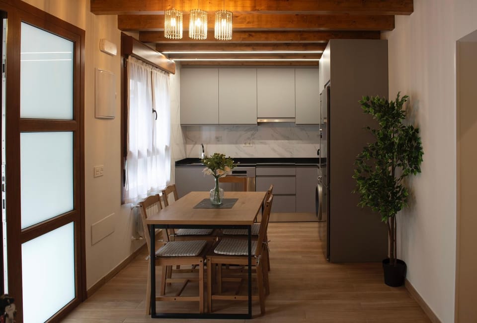 Kitchen or kitchenette, Dining area